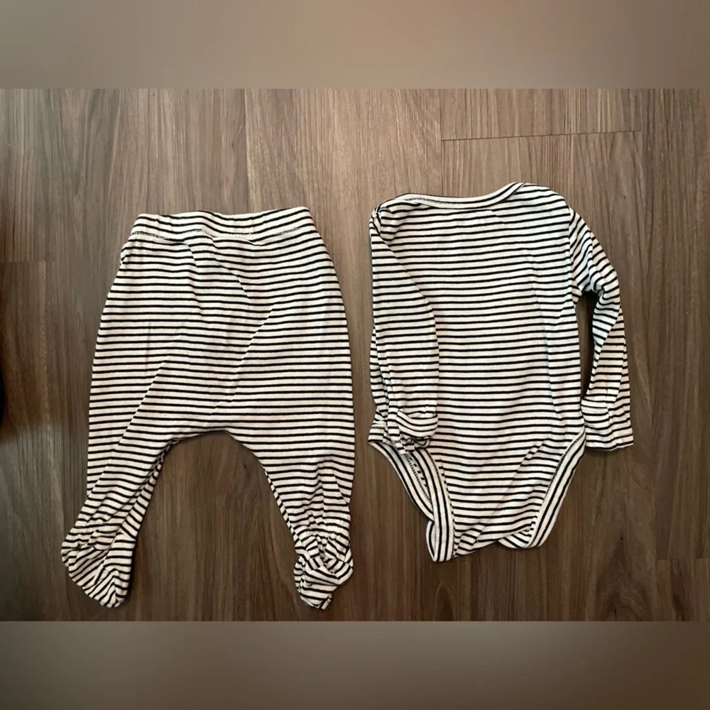 Old Navy Black and White Striped Baby Matching Set size 0-3M